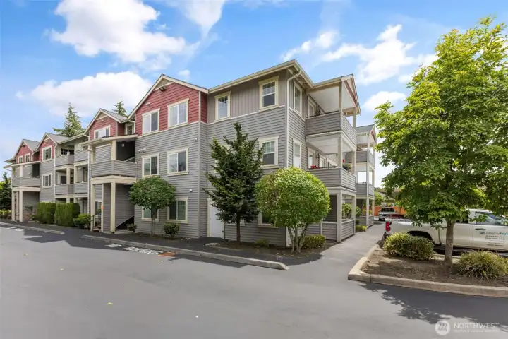 This building has ample close visitor parking if you need more than the covered assigned parking spot and/or 2 car garage This building has ample close visitor parking if you need more than the covered assigned parking spot and/or 2 car garage