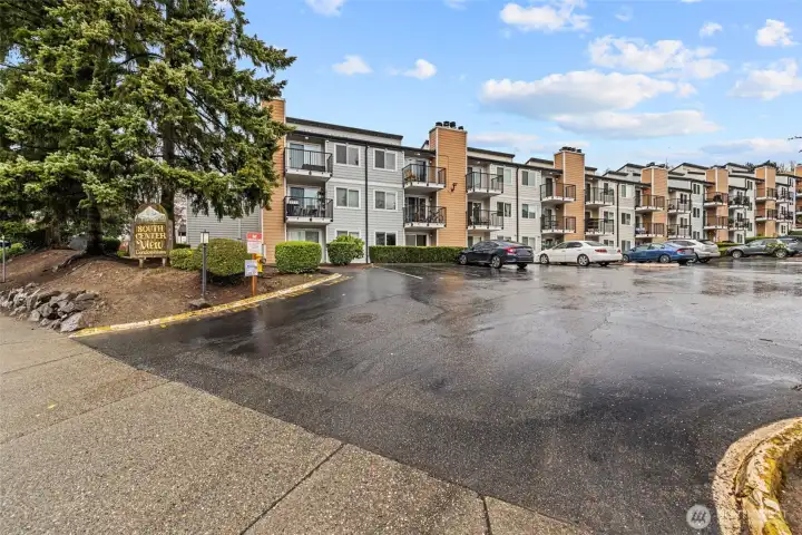 Great location close to Westfield Southcenter Mall! All your shopping and grocery needs are nearby! Great location close to Westfield Southcenter Mall! All your shopping and grocery needs are nearby!