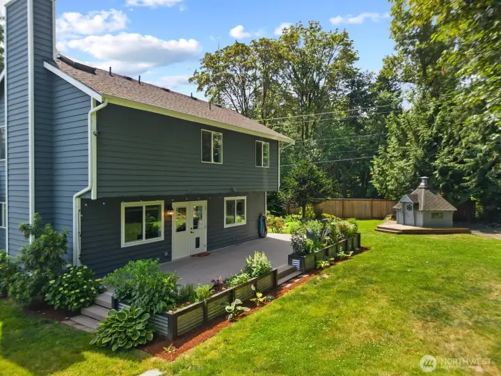 Host a housewarming BBQ! Plenty of room for everyone!