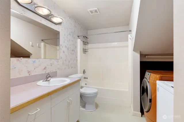 Downstairs bathroom/Laundry