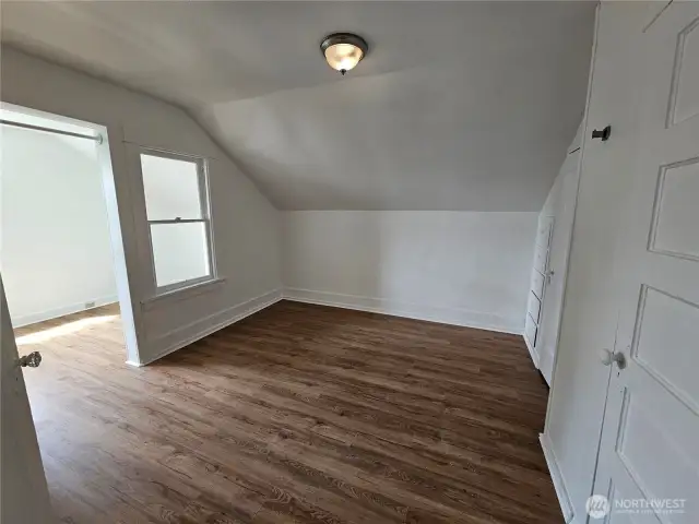 Bed w/ adjacent flex space