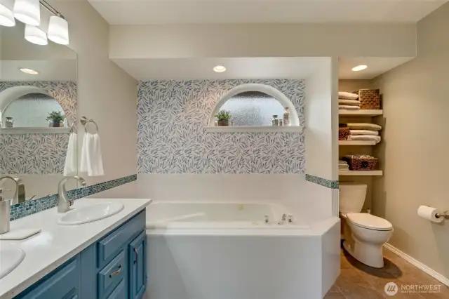 Dual vanity primary bath w/ jetted tub.