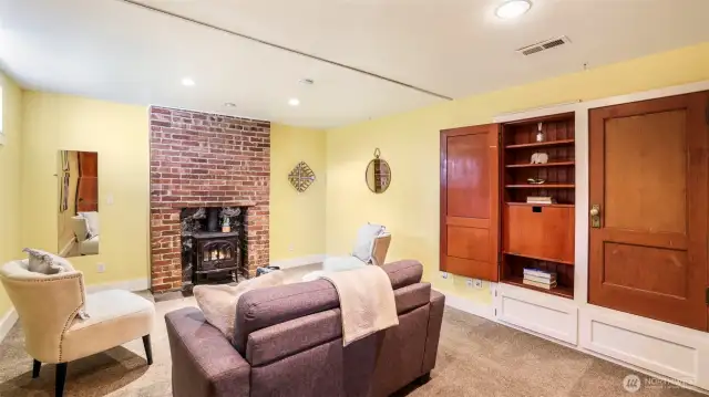 Lower level bonus room or 4th bedroom