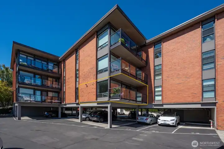 Yellow highlight shows the listed residence in this coveted waterfront community.