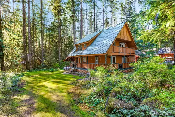 Home set away from neighbors for privacy