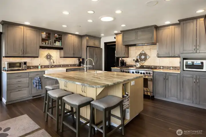 Extra bar counter seating is perfect for busy mornings, snack time or casual meals.