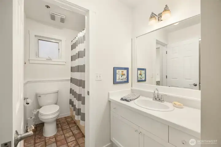 Upstairs full bathroom.