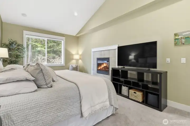 Primary suite w/gas fireplace