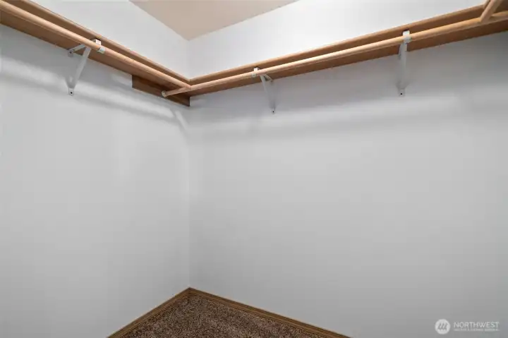 Primary bedroom: walk in closet