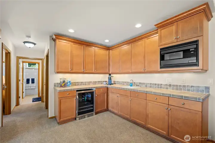 Wet Bar/Kitchenette for Entertaining The Gang~