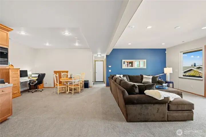 Plenty of Open Space For Creative Use~