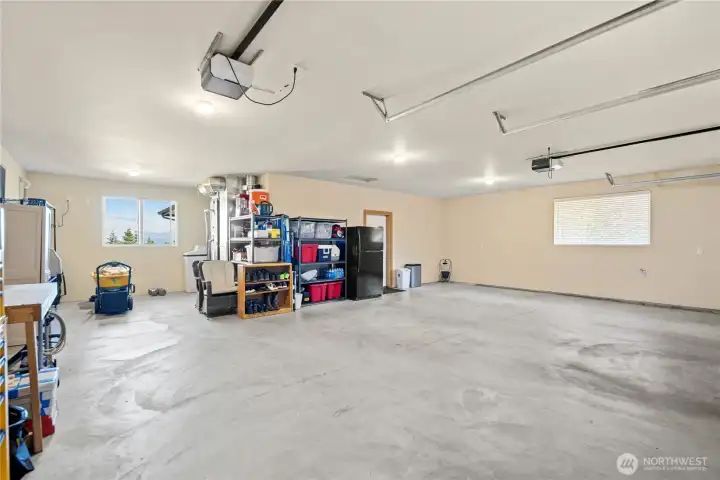Level Entry, Extra Deep Tandem Bay for Shop Space w/ View~