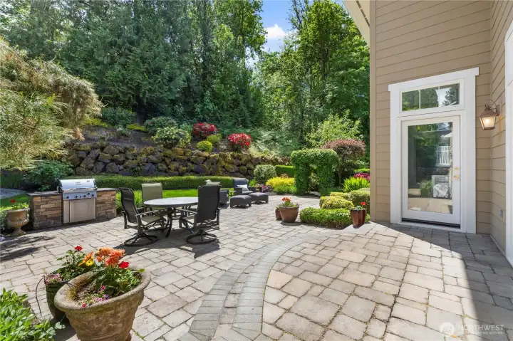 Paved patio perfect for entertaining. Paved patio perfect for entertaining.