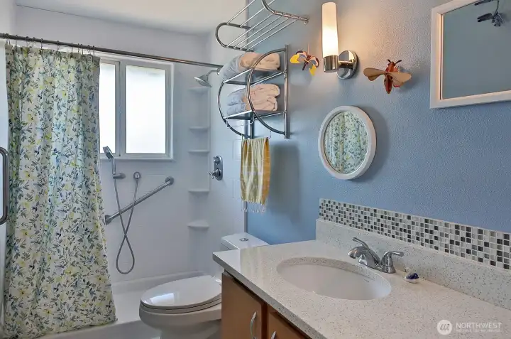 Main level 3/4 bath with granite countertop and ceramic tile.