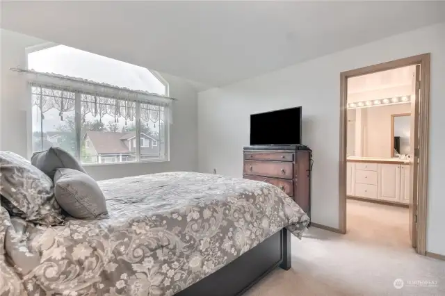 Primary bedroom with en suite bathroom & walk-in closet