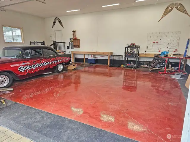 Shiny epoxied floors, ideal to showcase the toys. Tall enough for carlift. 14' ceiling