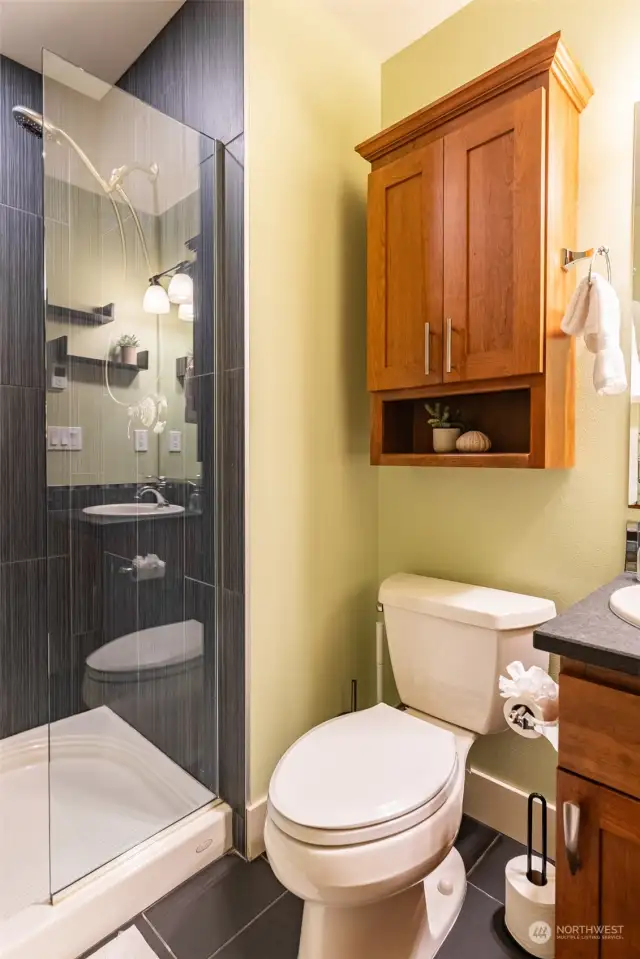 en suite 3/4 bath