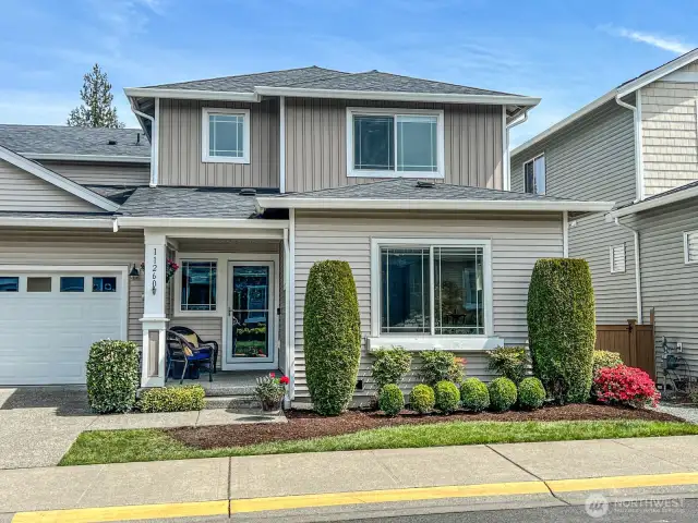 Exceptional light year-round, manicured landscaping by HOA, and sidewalks to explore the neighborhood, head off to trails, and walk to shopping, groceries and restaurants!!