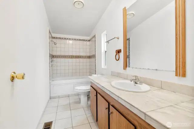 Full bathroom in primary room