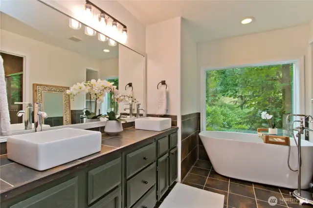Primary bedroom bathroom