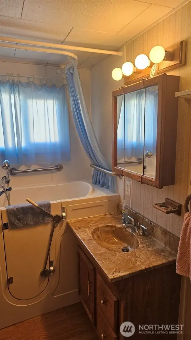 Bathroom with Walk-in Bath/shower