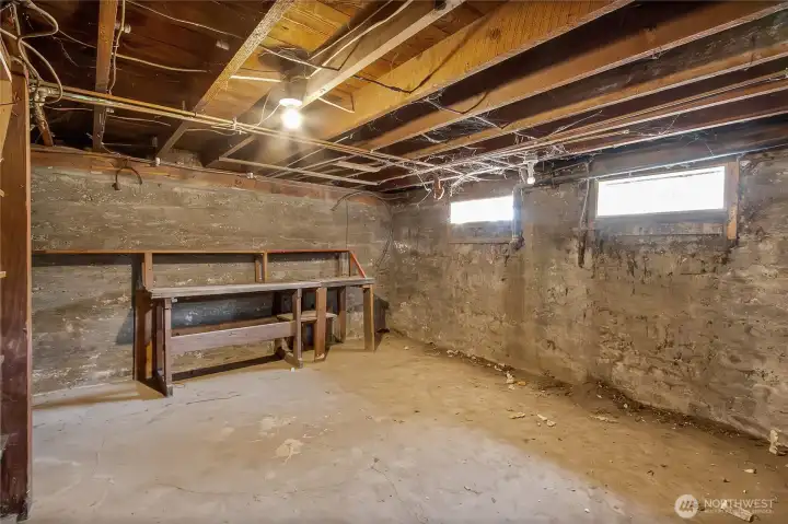 Basement/Cellar, houses water heater