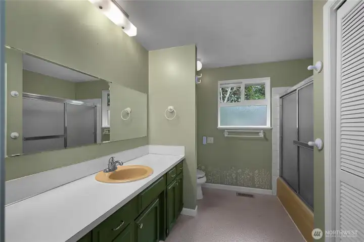 Full, Main Bathroom