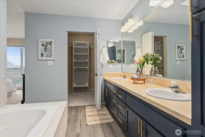 Primary en suite bathroom