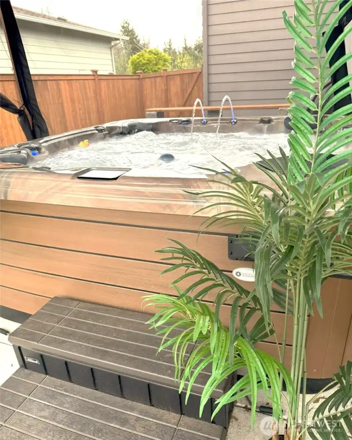 Gorgeous new 7 person hot tub stays with the house!