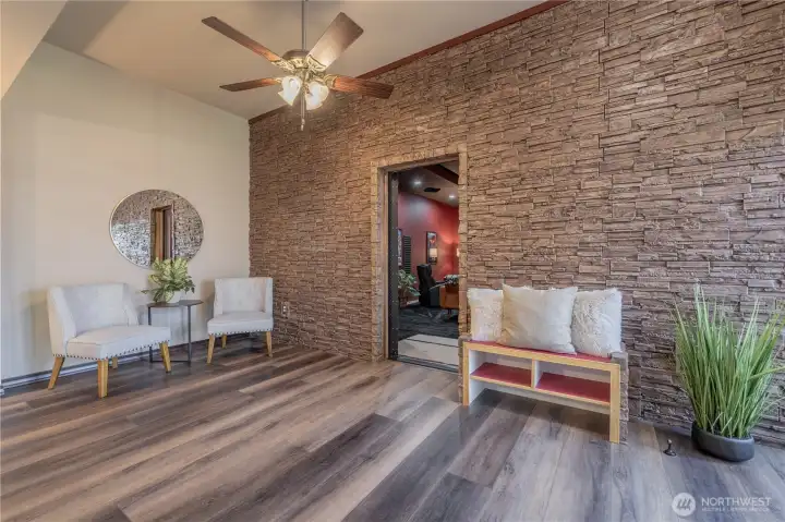 Stunning LVP Floors/Dramatic Feature Wall