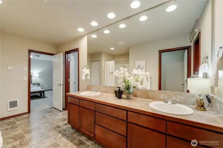 Juicy Storage, Dual Sinks & Walk in Closet allow for getting ready without waking the house.