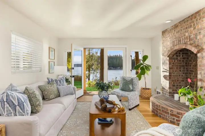 Walk out access to the waterfront.