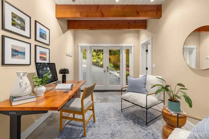 Extra "flex" room - den, office, artist's studio?