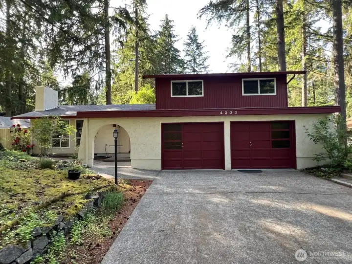 Welcome home to this well-loved tri-level home with fresh exterior paint. Welcome home to this well-loved tri-level home with fresh exterior paint.
