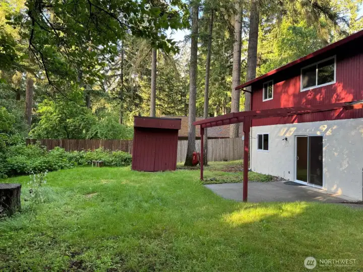 The backyard offers different opportunities for storage and entertainment. The backyard offers different opportunities for storage and entertainment.