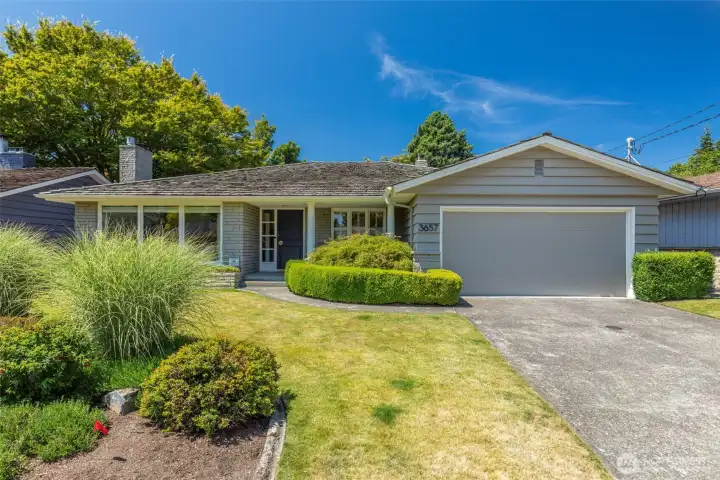 Welcoming mid-century Magnolia home! Welcoming mid-century Magnolia home!