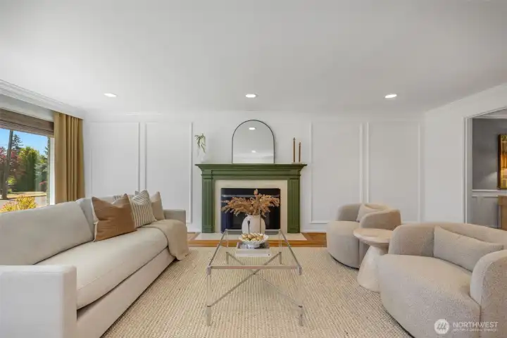 Dining room to the right. Dining room to the right.