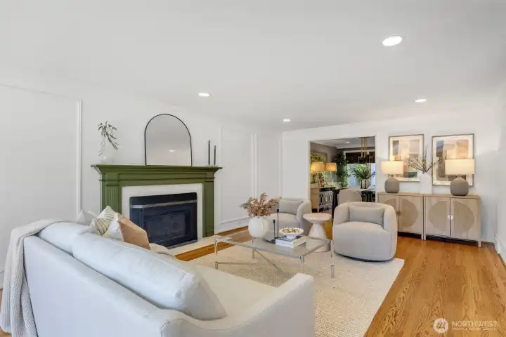Convenient flow right into the large dining room Convenient flow right into the large dining room