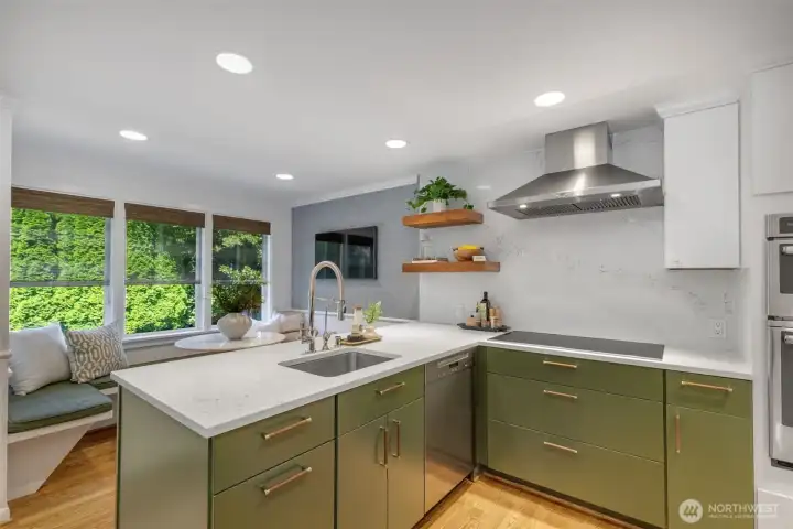 Light and bright- you can see the backyard while doing dishes! Light and bright- you can see the backyard while doing dishes!