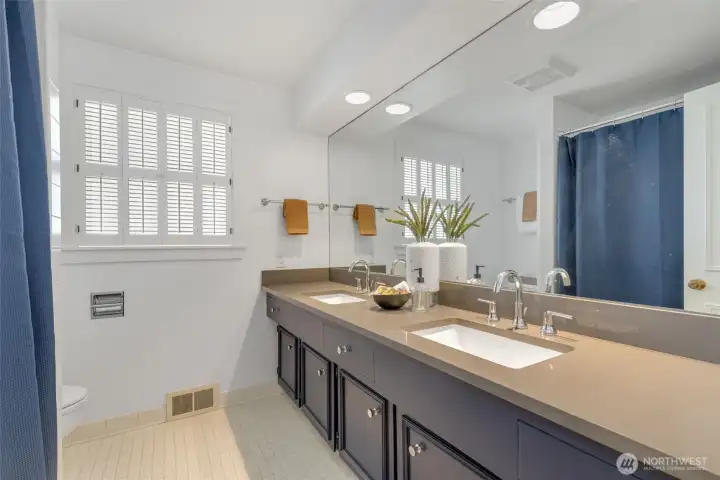 Main floor bathroom with two sinks! Main floor bathroom with two sinks!