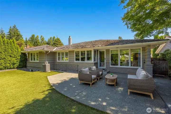 Sunny and private. Ideal backyard for summertime! Sunny and private. Ideal backyard for summertime!
