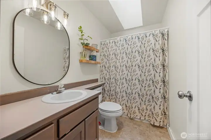 Full bath in hallway