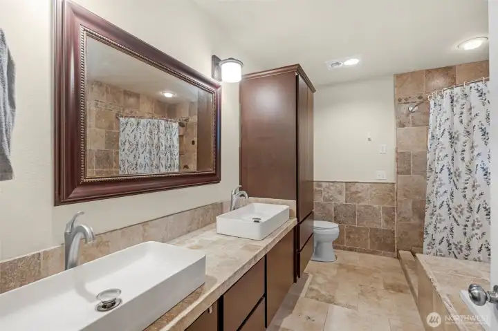 Five piece en-suite