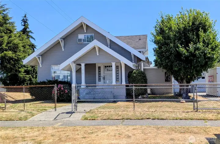 Front Entry has long parallel driveway for convenience Front Entry has long parallel driveway for convenience