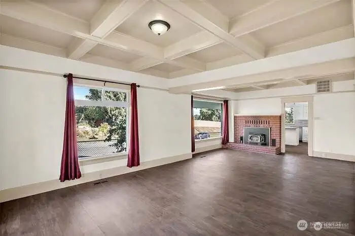 Generous sized Living Room with Gas Fireplace Generous sized Living Room with Gas Fireplace