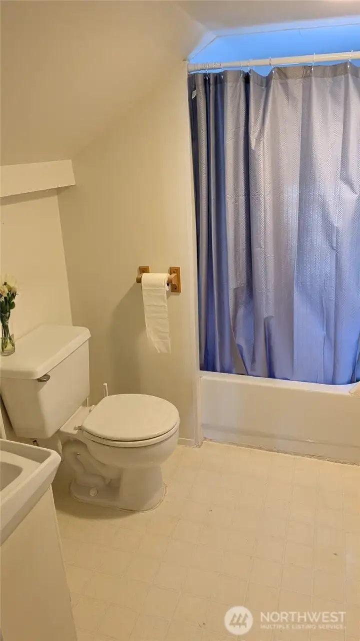 Upstairs Full Bathroom Upstairs Full Bathroom