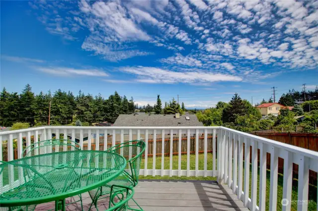 Enjoy this lovely deck, with mountain views