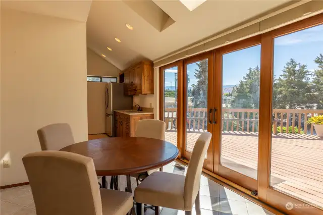 Wet bar and Breakfast room