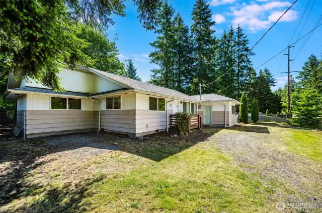 Turn Around Driveway, lots of parking!