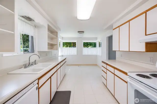 Kitchen w/Eating Nook  (Not Virtually Staged)